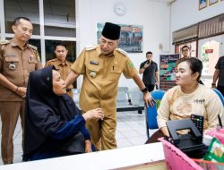 Ngantor Pertama Usai Libur Lebaran, Pj Bupati Apriyadi Sidak Pelayanan Kelurahan