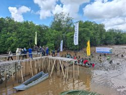 Upaya Lindungi dari Gelombang Pasang dan Abrasi, Polres Banyuasin Turut Dalam Penanaman 1.000 Mangrove