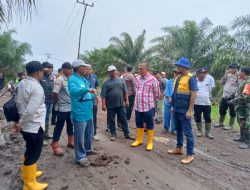 Pastikan Kondisi Jalan Poros Kecamatan Air Salek, Pj Bupati Banyuasin Tinjau Langsung.