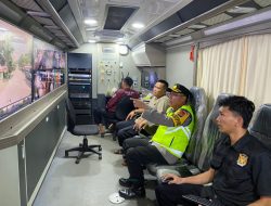 Melalui Mobil Command Center, Kabag Log Polres Banyuasin Tinjau Jalan Lintas Timur