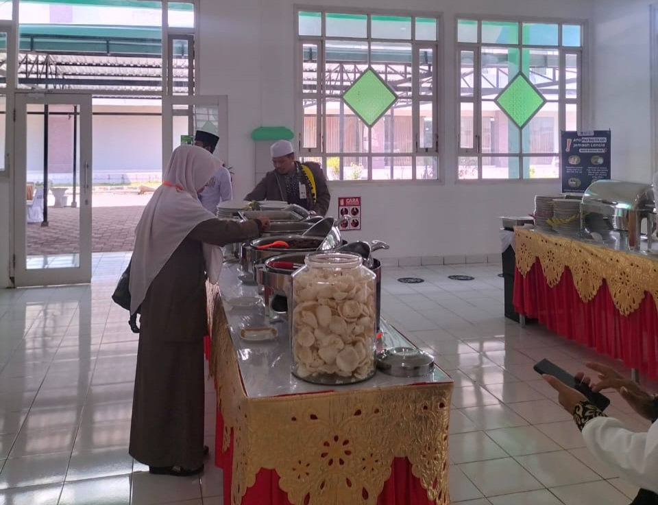 Pelayanan konsumsi Jamaah Haji Embarkasi Lombok dihandle catering UD. Anita di Asrama Haji Kota Mataram