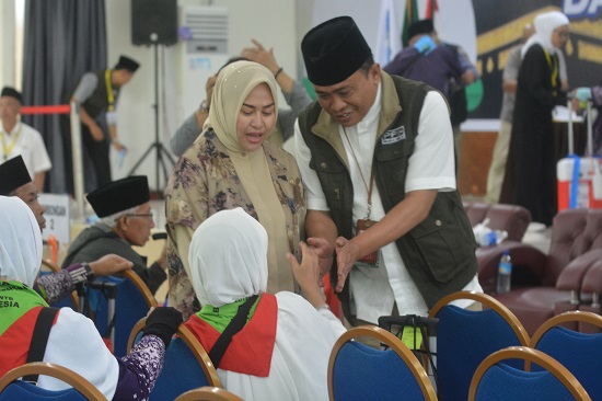 Kepala Kanwil Kemenag Prov. NTB H. Zamroni Aziz melalui aula BIR ALI 1 Asrama Haji Embarkasi Lombok