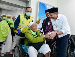 Bey Machmudin Sambut Kedatangan 440 Jemaah Haji Kloter 1 di BIJB Kertajati