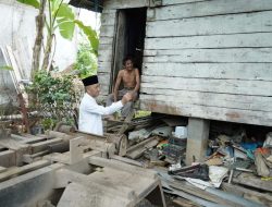 Bawa Daging Kurban, Sekda Apriyadi Mahmud Door to Door Bagikan ke Rumah Warga di Sekayu