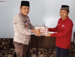 Kapolsek Kayangan Bantu Iqro dan Al Qur’an Untuk Ponpes Almuttaqim Gumantar