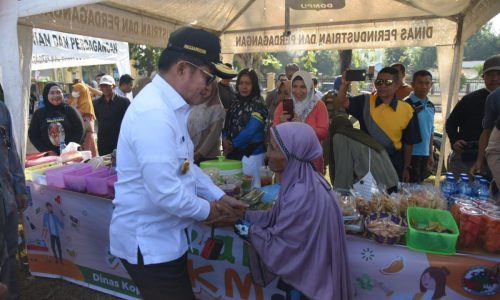 Pemprov NTB Adakan Pangan Murah di Dompu, Pj Gubernur Serahkan Sembako