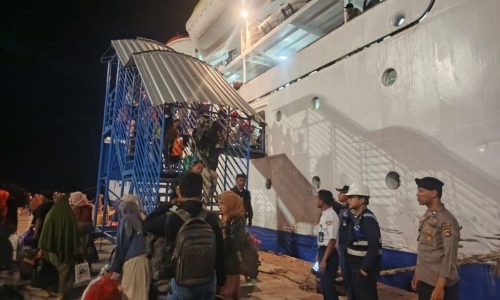 Polsek Kawasan Pelabuhan Laut Bima Laksanakan Pengamanan Kapal KM. Tilongkabila Sedang Embarkasi dan Debarkasi