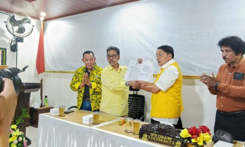 Gandung Pardiman Serahkan Surat Instruksi DPP Partai Golkar Ke Afnan Hadikusumo