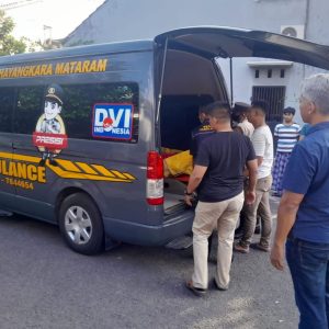 Diduga Alami Serangan Jantung Pria Paruh Baya Asal Sumbawa Ditemukan Meninggal, Polsek Mataram Evakuasi dan Olah TKP