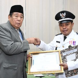 42 Kades di KLU Menerima SK Penambahan Masa Jabatan Dari Bupati Djohan Sjamsu