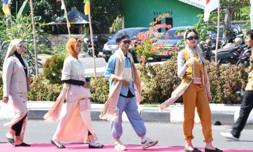 Raih Juara 1 Umum fashion street Dayan Gunung Lombok Utara, BUMMA KLU promosikan Produk Pewarna Alam
