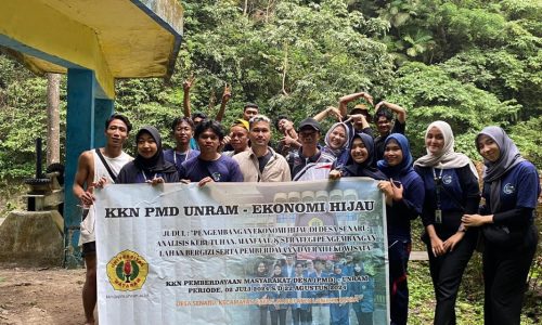 Cegah Monyet Liar Serang Wisatawan, KKN PMD Unram Ajak Masyarakat Tanam Bibit Buah di Area Air Terjun Senaru
