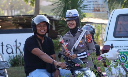 HUT ke-76, Polwan Pesembahkan Mawar Merah Tanda Cinta Buat Pengendara