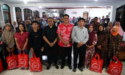Kepedulian Pemkab Sleman dan TJSP, Danang Serahkan Paket Sembako ke 137 Warga Kurang Mampu