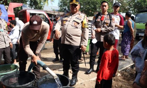 Salah Satu Bentuk Pelayanan Polri, Kapolresta Mataram Pimpin Pendistribusian Air Bersih di Gunungsari