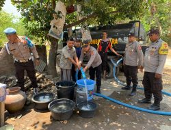 Distribusikan Air di Lokok Beru Salut, Kapolres Lombok Utara Berharap Bisa Memberikan Pelayanan dan Manfaat Untuk Hidup Orang Banyak.