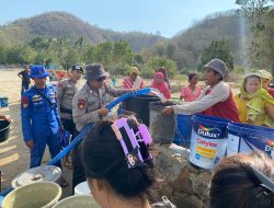 Polairud Polda NTB Salurkan Air Bersih untuk Warga Sekotong Barat yang Terdampak Kekeringan