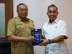 HUT Bumi Gora ke-66, Sekda Miq Gite Raih Piagam Penghargaan Pembina Olahraga NTB