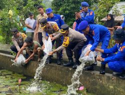 Satgas Ketahanan Pangan Polres Lombok Utara Tebar Ribuan Benih Ikan di Kerujuk