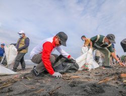 Awali Tahun 2025 Dengan Aksi Bersih Pantai, Hassanudin: Mari Kita Jaga Alam, Alam Akan Menjaga Kita