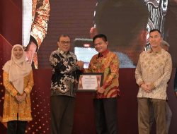 Pilkada 2024 Sukses, Pj Gubernur Hassanudin Terima Penghargaan KPU NTB