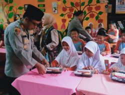 102 Pelajar SDN 19 Makarti Jaya Terima Makan Sehat Bergizi dari Polres Banyuasin dan Polsek Makarti Jaya