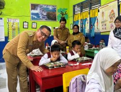 Pj. Bupati M. Farid Lauching Makan Sehat Gratis di SDN 35 Talang Kelapa