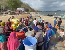 Patroli Cooling System Pasca Pilkada di Pesisir Lobar dan KLU, Ditpolairud Polda NTB Bawa Bantuan Sembako dan Air Bersih