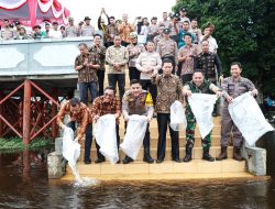 Komitmen Jaga Kelestarian dan Kesejahteraan Masyarakat, Pemkab Muba dan Polres Muba Tebar Seratus Ribu Bibit Ikan di Danau Ulak Lia
