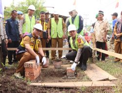 Kolaborasi Bersama Dinas Perkimtan, Polres Banyuasin Bedah Rumah Mang Upin