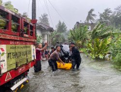 Personel Polri di NTB Sigap Tangani Bencana Alam Akibat Cuaca Ekstrem di Lombok Barat