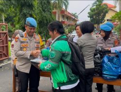 Polri Peduli, Propam Polda NTB Bagikan 100 kotak Sarapan Gratis ke Ojol