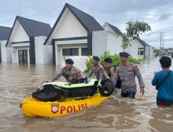 Brimob Polda NTB Evakuasi Warga Terdampak Banjir di BTN Lavinda Lombok Barat