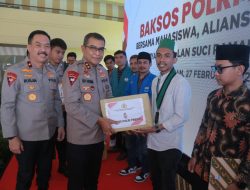 Jelang Ramadhan, Bakti Sosial Polda NTB Bersama Mahasiswa Bagikan Ribuan Paket Sembako