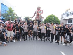 Dukung Tradisi dan Keberagaman Budaya, Kapolda NTB Pantau Langsung Pawai Ogoh-Ogoh