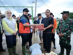 Bupati Askolani dan Wabup Netta Gerak Cepat Tinjau dan Beri Bantuan Korban Banjir di Talang Kelapa