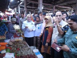 Pastikan Stok Aman, Wabup Netta Tinjau Pasar Sukamoro