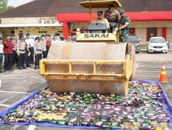 Bupati Askolani Pimpin Apel Ketupat Musi 2025 dan Musnahkan Ribuan Botol Miras Pakai Vibrator Roller