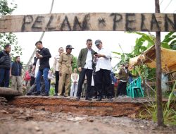 Bupati OKI Cek Langsung Jembatan Rusak di Desa Kandis, Dinas PUPR Lakukan Penanganan Darurat