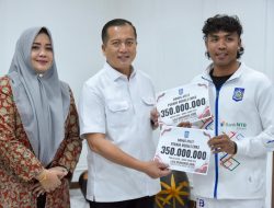 Bayarkan Bonus Atlet, Gubernur Iqbal Ingatkan Investasi Olahraga