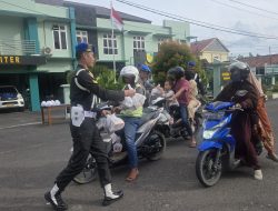 Subdenpom Persiapan Sekayu Bersama Polisi Bagikan Ratusan Takjil Kepada Warga