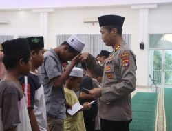 Safari Ramadhan di Masjid Jami’ Nurul Hikmah Pemenang, Kapolres Lombok Utara Santuni Anak Yatim-piatu