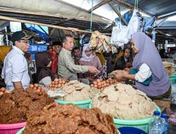 Safari Ramadhan di Lombok Timur, Gubernur NTB Blusukan ke Pasar Fokus Tinjau Harga Bapok