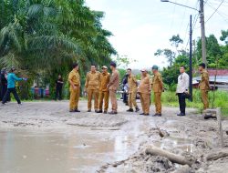 Jalan Sekayu–PALI Ditinjau Wabup Rohman, Perbaikan Segera Dimulai Lewat Gotong Royong
