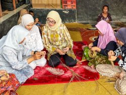 Ketua TP PKK NTB Kunjungi Sentra kerajinan ketak di Desa Batu Mekar Lombok Barat