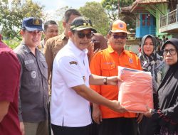 Tinjau Warga Terdampak Longsor di Desa Kasmaran, Wabup Rohman Serahkan Bantuan