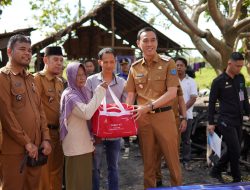 Respon Cepat dan Nyata, Bupati Muchendi Serahkan Santunan Korban Kebakaran Desa Celikah