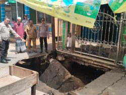 Jalan Poros Desa Marga Sungsang Ambruk, Polisi Pasang Rambu-Rambu Peringatan