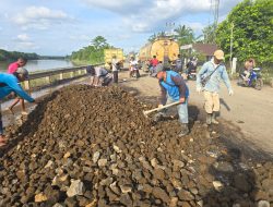 Tindaklanjuti Intruksi Bupati Muba, Pemerintah Kecamatan Babat Toman Bersinergi Perbaiki Jalan Berlobang di Sugiwaras