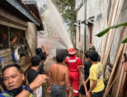 Si Jago Merah Lalap 1 Rumah Warga, Kolaborasi Tim Gabungan Sigap Padamkan Kebakaran di Mangun Jaya